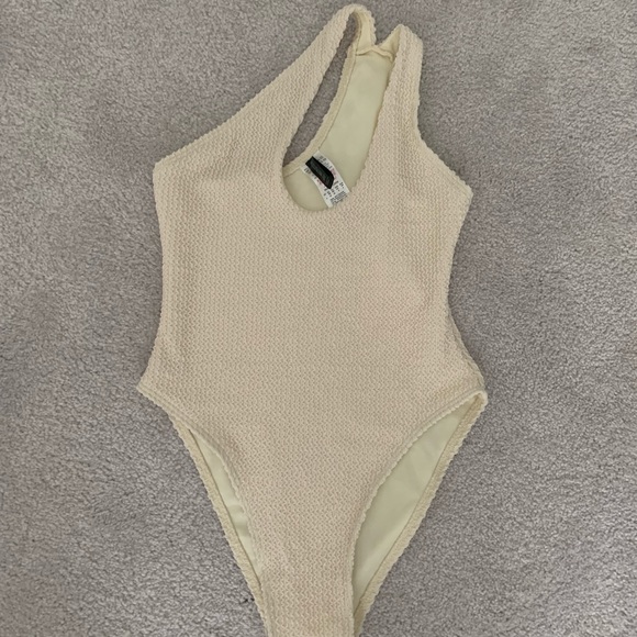 Brand New Pretty Little Thing Cut Out One Piece - Size XS / 0 - Picture 3 of 5